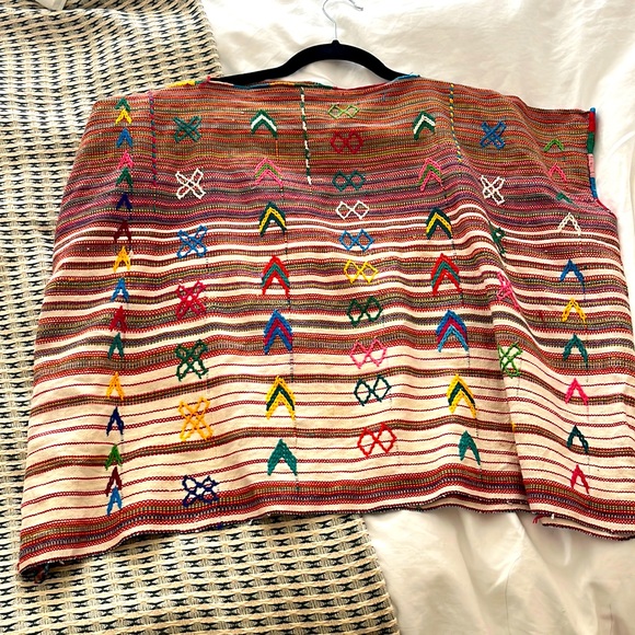 Excellent condition! Handwoven and Vintage Guatemalan top. Colorful & vibrant - Picture 5 of 10